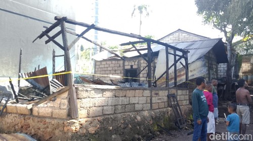 ua rumah di RT 24, RW 08, Dusun 04, Desa Penfui Timur, Kecamatan Kupang Tengah, Kabupaten Kupang, NTT ludes terbakar, Kamis (22/2/23/2024). (Yufengki Bria/detikBali)