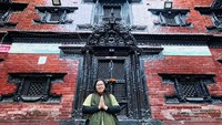 Di jendela atas bangunan itulah Kumari menampakkan diri.