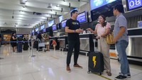 Gaery Undarsa, Co-Founder dan Chief Marketing Officer tiket.com, berbincang dengan penumpang yang siap berlibur pada Kamis (22/2/2024).
