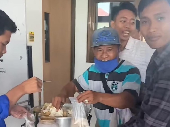 Viral dosen UNY borong siomay dan bawa bakulnya masuk kelas. Foto diunggah Kamis (22/2/2024).