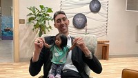 Pria tertinggi di dunia, Sultan Kosen, dengan tinggi lebih dari 2 meter, bertemu dengan perempuan terpendek di dunia, Jyoti Amge, di California, AS. (Photo by Mehmet Veysi Bora/Anadolu via Getty Images)
