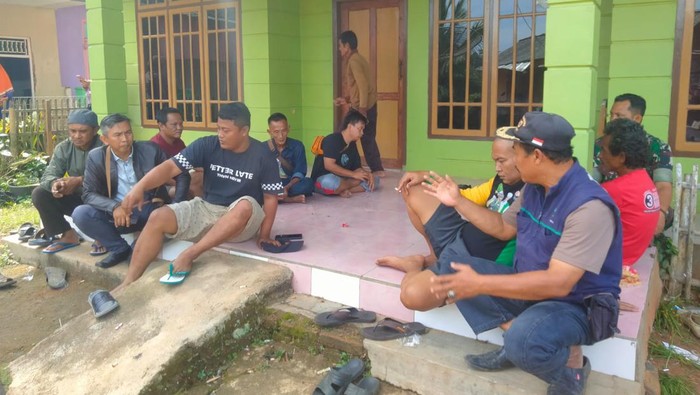 Warga Desa Karangmekar, Kecamatan Karangnunggal, Kabupaten Tasikmalaya, Jawa Barat berkerumun usai pembacokan Kamis