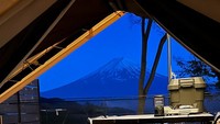 Jika sedang berkemah di sekitar kawasan gunung Fuji, jangan lupa pilih tenda dengan pemandangan terbaik. Seperti ini, dimana kamu bisa makan malam sambil melihat pemandangan gunung fuji yang indah. Foto: boredpanda.com/sitenews