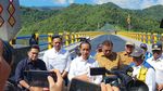 Gaya AHY Dampingi Presiden Jokowi di Peresmian Bendungan Lolak