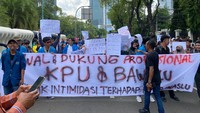 Aksi bertajuk kawal KPU dan Bawaslu itu digelar sejak pukul 15.00 WIB. Aksi itu menyerukan perlawanan terhadap pemecah belah bangsa, kawal KPU dan Bawaslu dan rakyat rukun Indonesia damai. Massa juga mendukung berjalannya Pemilu 2024 damai.