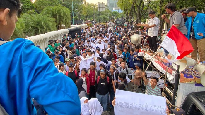 Aksi Pelajar-Mahasiswa Gabungan Dukung Pemilu Damai Ratusan massa gabungan dari pelajar dan mahasiswa menggelar aksi di depan kantor KPU RI, Jakarta. Aksi bertajuk kawal KPU dan Bawaslu.