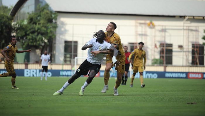 Aksi pemain PSS Sleman, Ajak Riak saat PSS menghadapi Bhayangkara FC di Liga 1 2023/2024, Kamis (22/2/2024).
