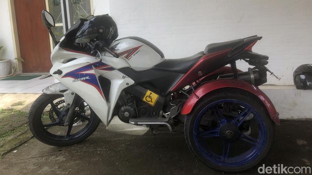 Amiin pemilik bengkel modifikasi motor roda tiga untuk disabilitas.