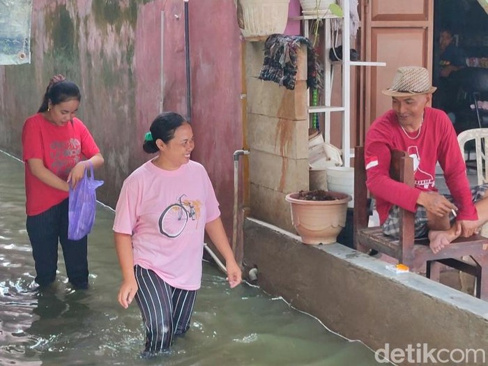 Anggota KPPS membagikan surat pemberitahuan coblosan susulan di Dukuh Kedungbanteng, Desa Wonorejo, Kabupaten Demak, Jumat (23/2/2024).