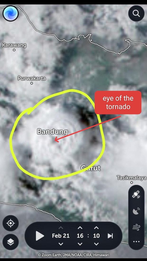 Angin puting beliung tertangkap satelit. (X/EYulihastin)