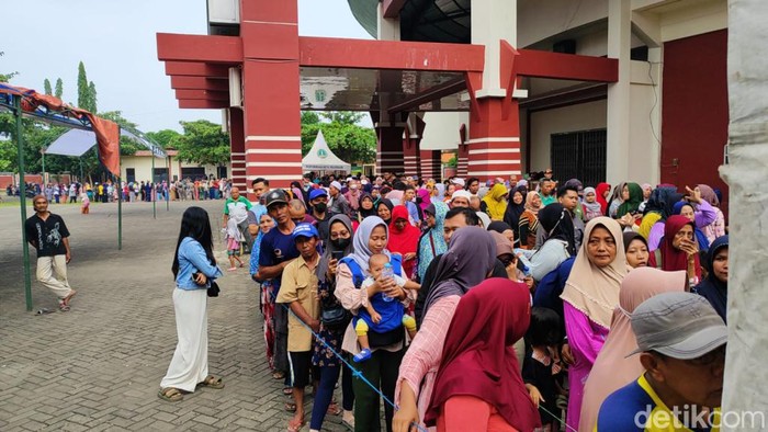 Antrean warga menyerbu operasi pasar beras murah di Kota Pasuruan