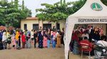 Antrean Panjang Beras Murah di Pasuruan