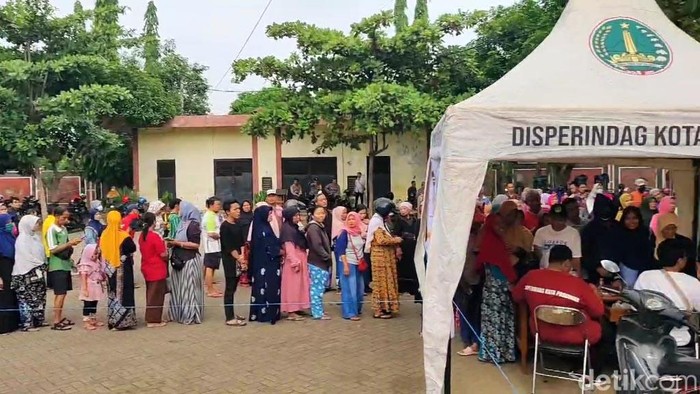 Antrian Beras Murah di Pasuruan Antrian Beras Murah di Pasuruan