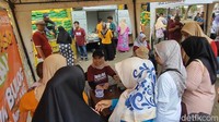 Warga menukarkan KTP dengan kupon beras murah.