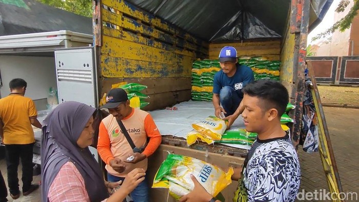 Antrian Beras Murah di Pasuruan