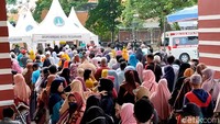 Ratusan orang bedesakan untuk membeli beras murah di lapangan GOR Untung Suropati, Kota Pasuruan