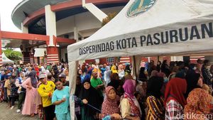 Antrean Panjang Beras Murah di Pasuruan