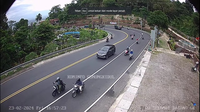 Arus lalu lintas di Jalan Jogja-Wonosari, Patuk, Gunungkidul, Jumat (23/2/2024) pukul 16.48 WIB.