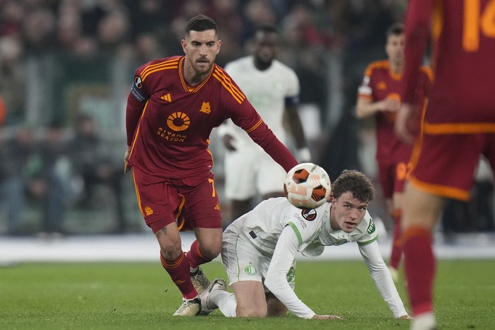 Romas Lorenzo Pellegrini, left, fights for a ball with Feyenoords Mats Wieffer during the Europa League play-off second leg soccer match between Roma and Feyenoord at Romes Olympic stadium, Thursday, Feb. 22, 2024 (AP Photo/Alessandra Tarantino)