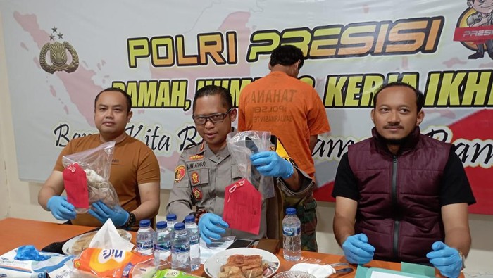 Polisi menangkap pria berinisial AJ (44), pelaku penikaman terhadap Caleg dari PKS bernama M Syafei (54) di Banjarmasin, Kalimantan Selatan (Kalsel).