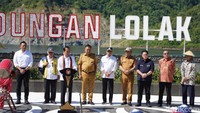 Basuki tampak memakai topi, rompi PUPR, lengkap dengan tas gembloknya. Ia berdiri di belakang Presiden Jokowi saat sedang pidato. Foto: Dok. Kementerian PUPR