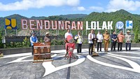 Di sini, Presiden Jokowi didampingi Menteri PUPR Basuki Hadimuljono, Menteri Perhubungan Budi Karya Sumadi, Menteri BUMN Erick Thohir, Menteri ATR/BPN Agus Harimurti Yudhoyono, Gubernur Sulawesi Utara (Sulut) Olly Dondokambey, Anggota Komisi V DPR RI Djenri Keintje, dan (Pj.) Bupati Bolaang Mongondow Limi Mokodompit.