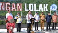 Di antara para pejabat yang mendampingi Jokowi, hanya Basuki yang tampak mengemblok tas sendiri. Ia membawa tas ransel warna hitam dan digemblok dengan satu tangan. Foto: Dok. Kementerian PUPR