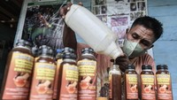Perusahaan bersama Kelompok budi daya lebah madu Kokolomboi menciptakan inovasi budidaya lebah madu batu dan dahan yang ramah lingkungan.