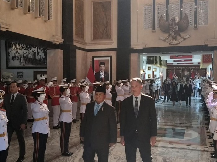 Menteri Pertahanan (Menhan) RI, Prabowo Subianto, menerima kunjungan Wakil Perdana Menteri (PM) sekaligus Menhan Australia, Richard Marles MP, Jumat (23/2/2024). Prabowo mengungkapkan dalam pertemuan dengan Richard Marles dibahas rencana penandatanganan kerja sama.