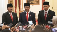 Di hari yang sama, Presiden Jokowi melantik Hadi Tjahjanto menjadi Menko Polhukam dan Agus Harimurti Yudhoyono menjadi Menteri ATR. Pelantikan dilakukan di Istana Negara, Jakarta. ANTARA FOTO/Hafidz Mubarak A