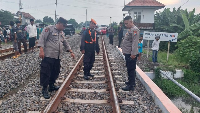 bocah 5 tahun tewas terserempet KA di Jombang