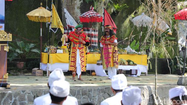 Bupati Sleman, Kustini Sri Purnomo menghadiri Upacara Giri Kerti yang digelar di Kaliurang Park, Jumat (23/2/2024).