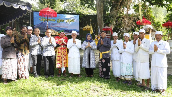 Bupati Sleman, Kustini Sri Purnomo menghadiri Upacara Giri Kerti yang digelar di Kaliurang Park, Jumat (23/2/2024).