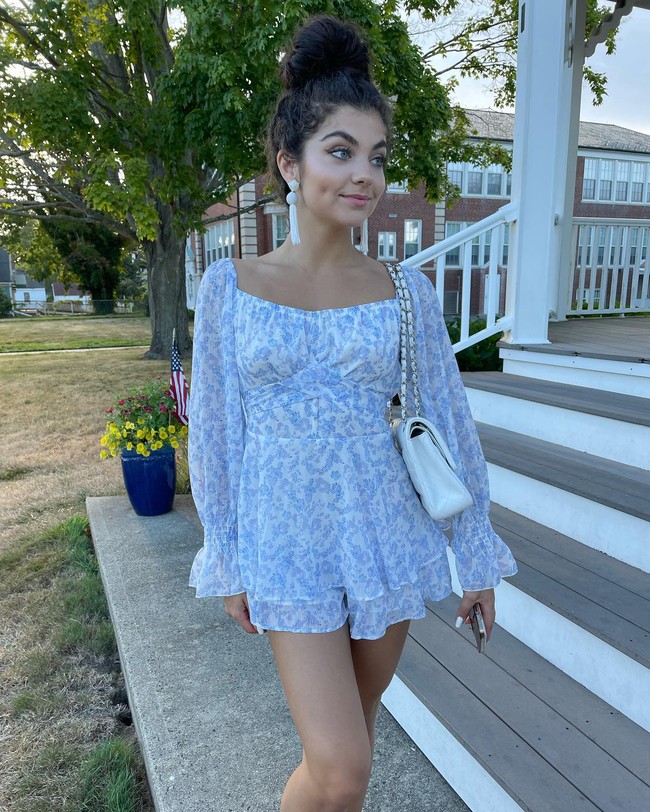 Gabrielle pun mengungkap curhatnya tentang kedekatannya dengan sang ibu. Wanita tersebut dikenal dengan gaya identiknya dengan Catherine. Mereka sering tampil dengan gaya busana, makeup, dan rambut yang serupa. Apalagi dengan wajah keduanya yang mirip. Banyak orang menyebut mereka bak kembar. Foto: Instagram Catherine Galasso-Vigorito