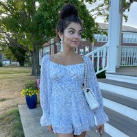 Gabrielle pun mengungkap curhatnya tentang kedekatannya dengan sang ibu. Wanita tersebut dikenal dengan gaya identiknya dengan Catherine. Mereka sering tampil dengan gaya busana, makeup, dan rambut yang serupa. Apalagi dengan wajah keduanya yang mirip. Banyak orang menyebut mereka bak kembar. Foto: Instagram Catherine Galasso-Vigorito