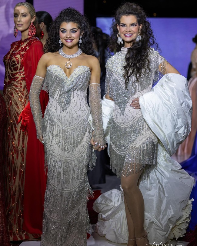 Pasangan ibu dan anak tersebut tak hanya menampilkan kesamaan fisik tapi bahkan mengikuti kontes kecantikan bersama. Foto: Instagram Catherine Galasso-Vigorito