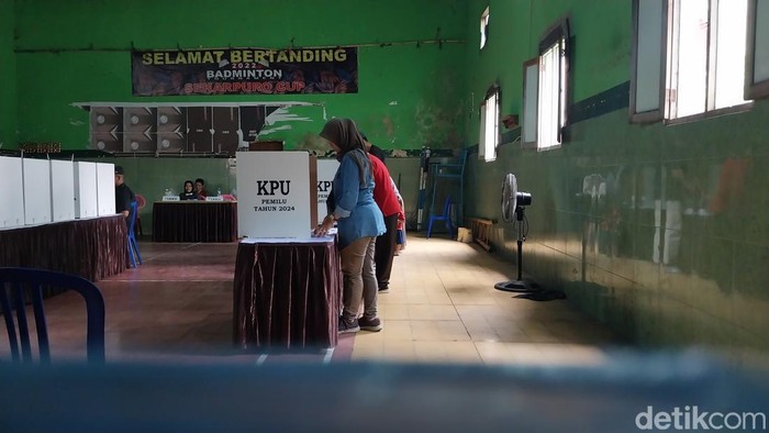 Coblosan ulang di TPS 4 Balai Desa Sekarpuro, di Jalan Raya Sekarpuro, Kecamatan Pakis, Kabupaten Malang