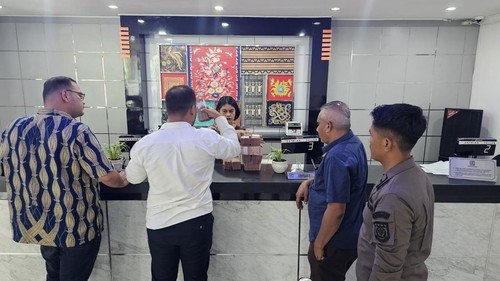 CS, terdakwa korupsi proyek pembangunan talud penahan longsor Kali Belo, menitipkan uang senilai Rp 668 juta kepada Kejaksaan Negeri Larantuka. (Foto: Istimewa)