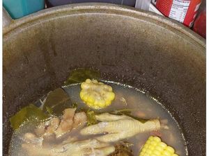 Netizen Ini Curhat Masakan Sang Ibu, Bikin Sayur Asem Pakai Ceker Ayam