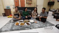 Di Instagramnya sendiri, Dede lebih suka mengabadikan momennya bersama keluarga atau ketika sedang kulineran bersama rekan artis lainnya. Foto: Instagram @dede_sunandar