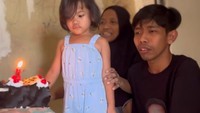Rayakan ulang tahun sang anak dengan perayaan sederhana. Dede berikan kejutan berupa kue blackforest dengan hiasan cokelat. Foto: Instagram @dede_sunandar