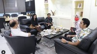 Berkunjung ke kantor Kemnaker RI, Dede Sunandar disuguhi berbagai camilan ringan hingga secangkir teh. Foto: Instagram @dede_sunandar
