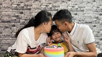 Terkenal sebagai sosok ‘family man’, Dede memang tak pernah absen merayakan ulang tahun anaknya dengan kejutan kue menarik. Foto: Instagram @dede_sunandar