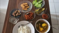 Kalau ini menu makan siang rumahan kesukaan Dede. Ada sayur asem, petai, labu kukus, sambal dadak, tempe goreng hingga ikan asin. Foto: Instagram @dede_sunandar