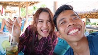 Bersama sang istri, Dede abadikan momen mereka saat makan siang di tempat makan dengan konsep lesehan. Foto: Instagram @dede_sunandar