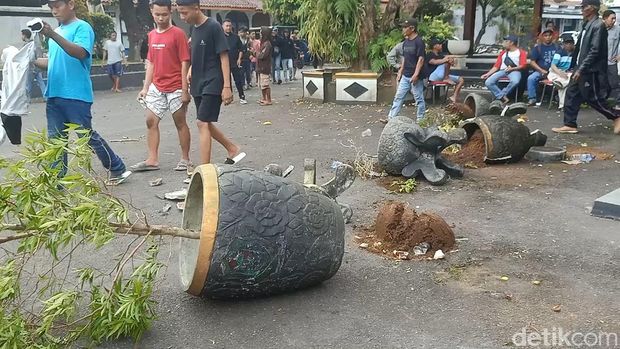 Pintu gerbang dan pot bunga di area rumah dinas Bupati Banjarnegara dan sekitar jalan Dipayuda rusak dirobohkan massa, Jumat (23/2/2024).