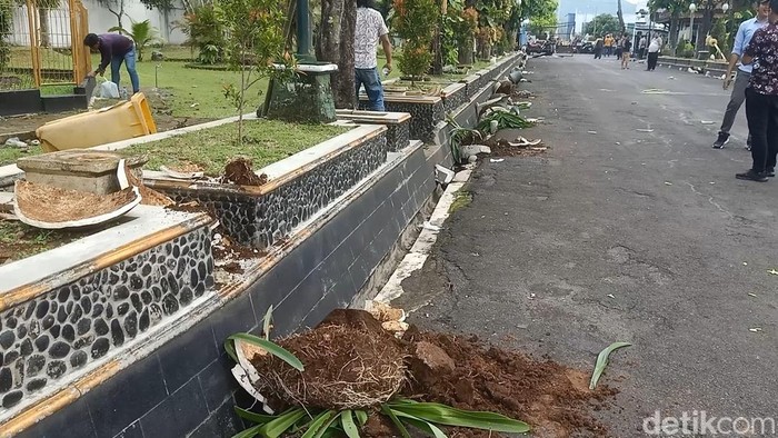 Pintu gerbang dan pot bunga di area rumah dinas Bupati Banjarnegara dan sekitar jalan Dipayuda rusak dirobohkan massa, Jumat (23/2/2024).