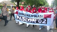 Massa yang terdiri emak-emak, bapak-bapak, dan para aktivis di juga membawa spanduk bertulis sorotan terhadap Pemilu 2024. Foto: Dwi Agus/detikJogja