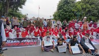 Massa berorasi menyuarakan tuntutan. Ada juga yang memakai topeng foto wajah Jokowi hingga Gibran. Foto: Dwi Agus/detikJogja