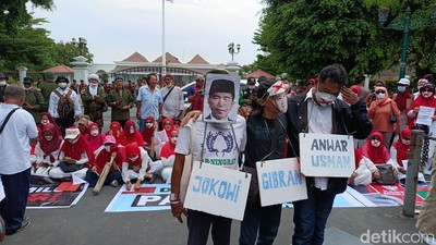Potret Demo di Depan Gedung Agung Jogja Tuntut Diskualifikasi Paslon 02